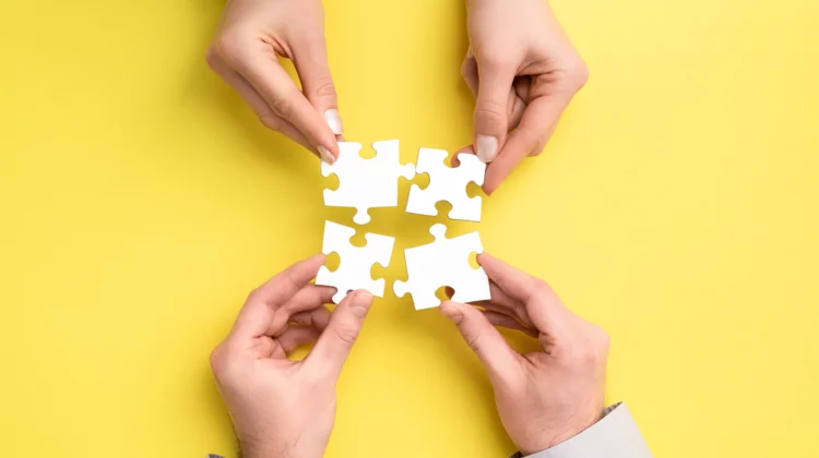 Osoby układające puzzle