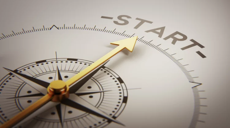 Kompas wskazujący napis start